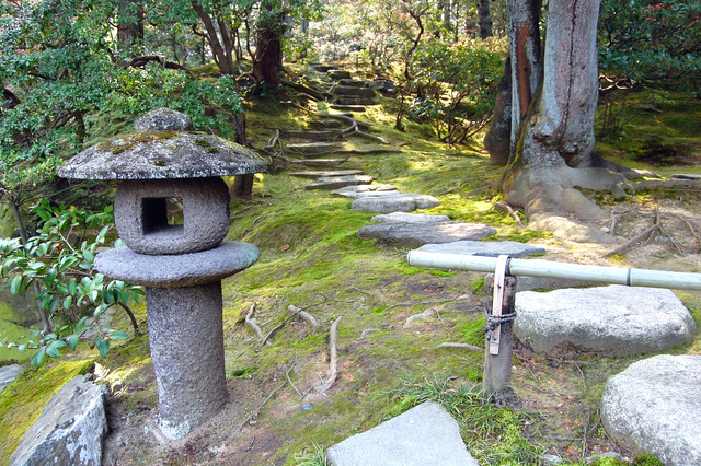 Jardin japonais : pas japonais et lanterne