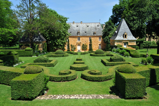 Parterre à la française face au Manoir d'Eyrignac