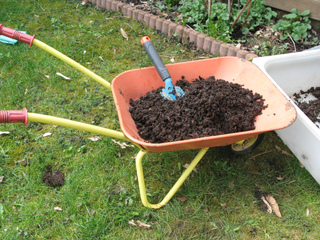 mettre du terreau dans le potager mettre du terreau dans le potager