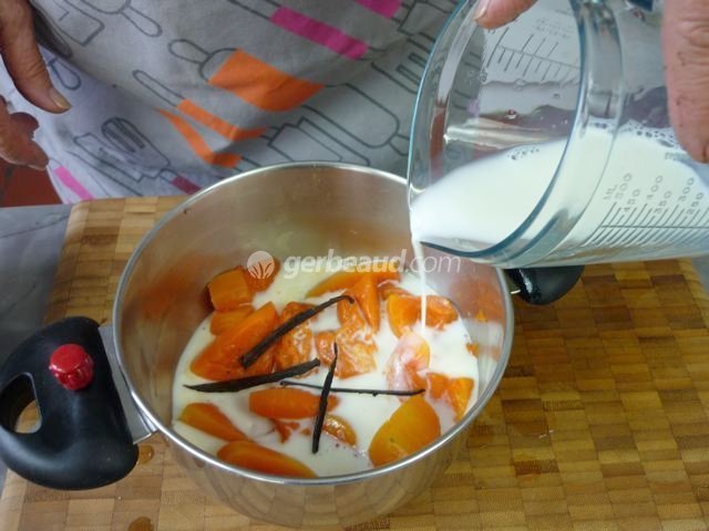Ajout du lait et de la gousse de vanille
