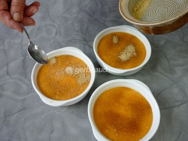 Saupoudrage du sucre roux