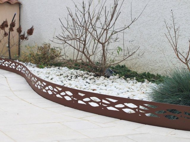 https://media.gerbeaud.net/2015/04/640/bordure-jardin-couleur-acier-vieilli.jpg