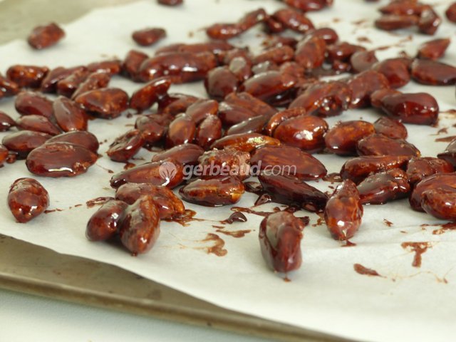 Amandes caramélisées sur la plaque de cuisson