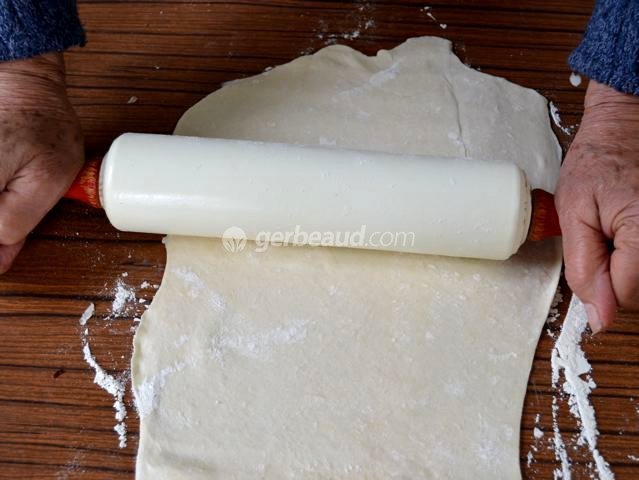 Etaler la pâte au rouleau à pâtisserie