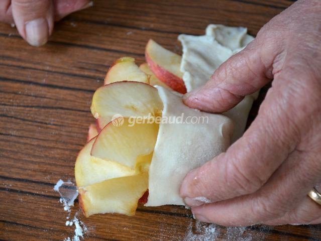 Enrouler les pommes dans la pâte feuilletée