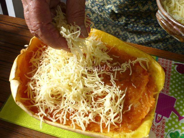 Fromage râpé sur le gratin