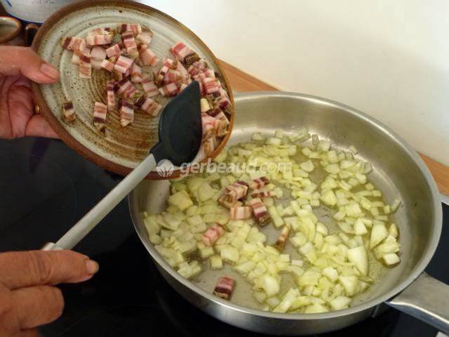 Cuisson des oignons; ajout des lardons