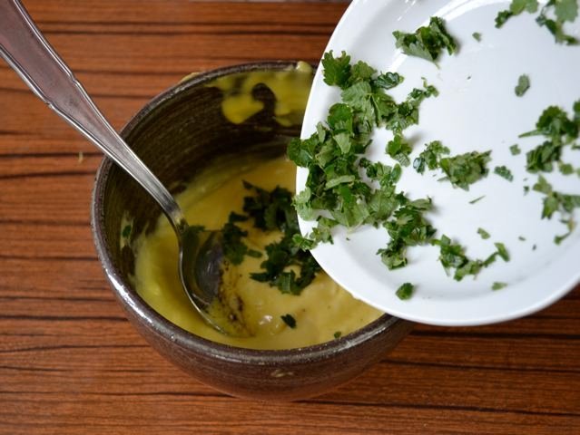 Ajout des feuilles hachées dans la mayonnaise