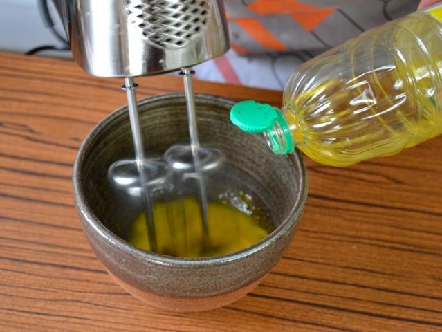 Ajout de l'huile pour monter la mayonnaise