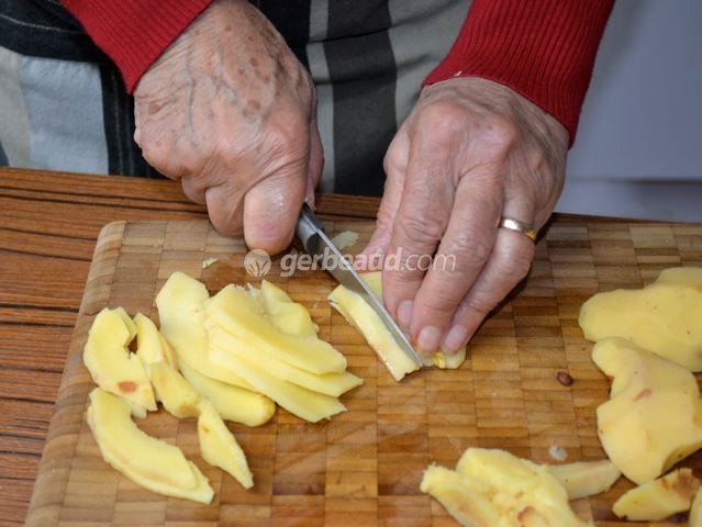Découpage des coings en morceaux