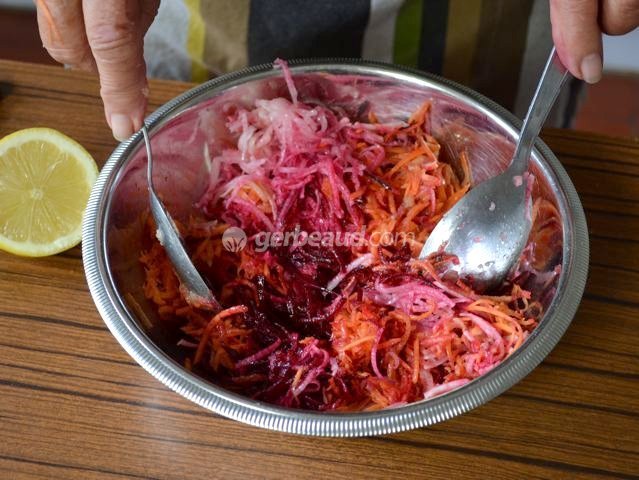 Assaisonner et mélanger les légumes