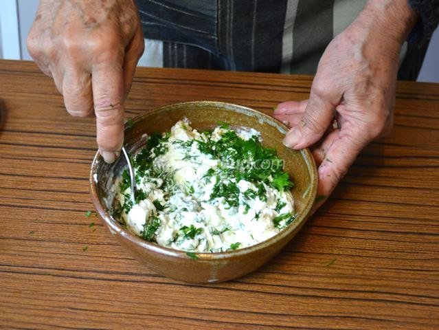Incorporation des fines herbes dans le fromage frais