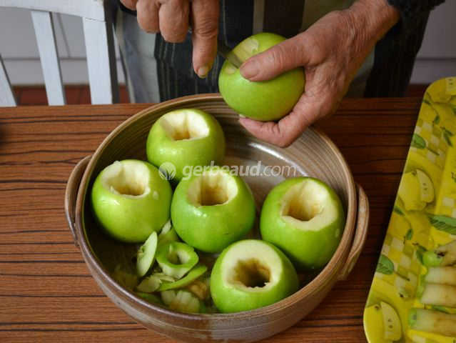 Creusement des pommes au couteau