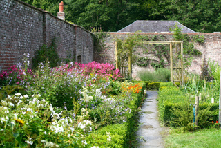 Jardin abrité derrière des murs