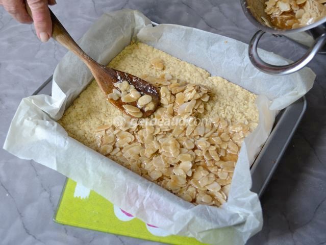 Disposition de la couche d'amandes sur le sablé