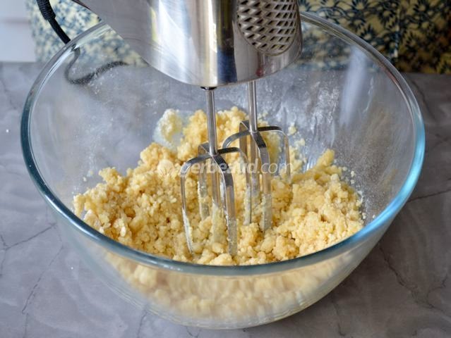 Mixage farine, sucre et beurre