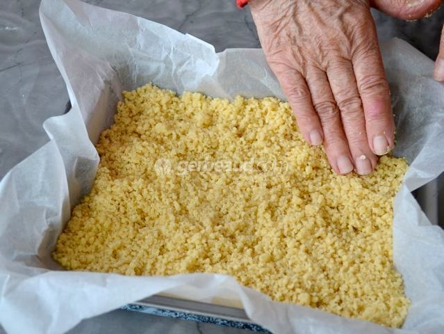 Tassement du mélange dans le plat