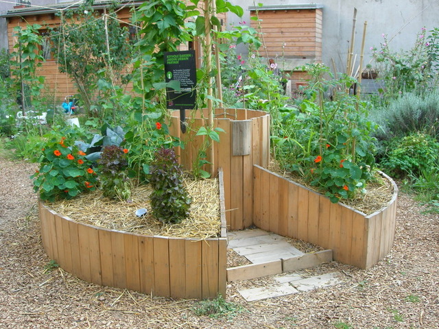 Potager en keyhole. Jardin partagé Le Nid du 12 (12e)