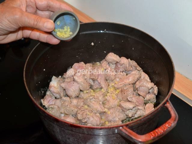 Ajout du gingembre dans la viande pendant la cuisson