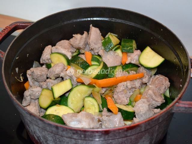 Cuisson de la viande avec les légumes