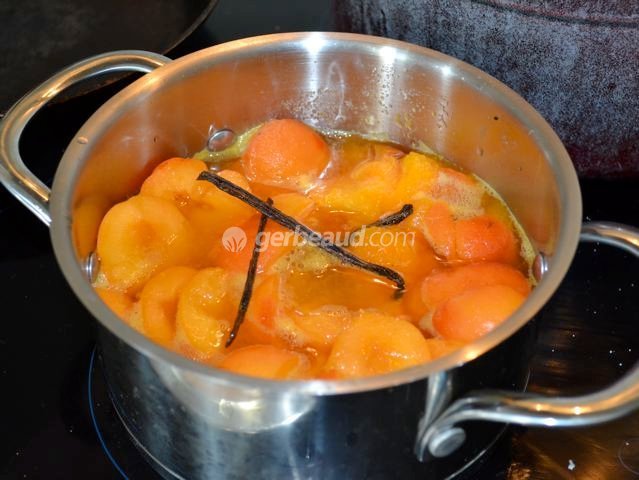 Cuisson des fruits dans le sucre vanillé
