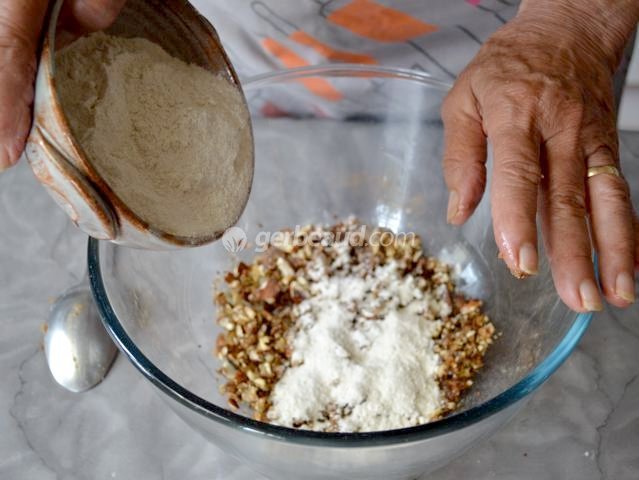 Rajouter la farine et pétrir