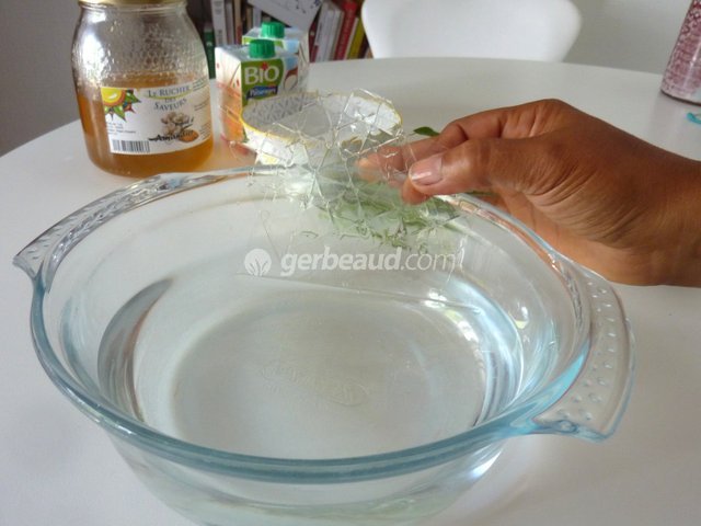 Trempage des feuilles de gélatine