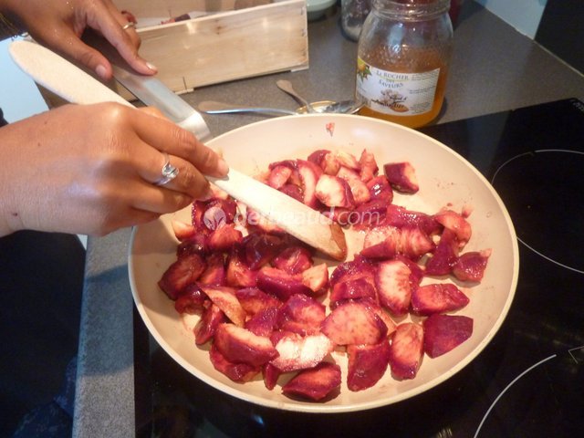 Cuisson des pêches de vigne dans le miel