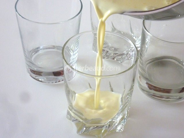 Versement de la crème dans les coupes