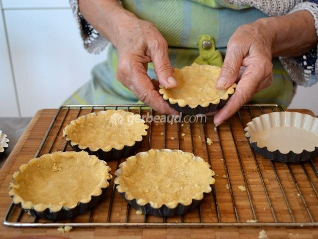 Garniture des moules avec la pâte sablée