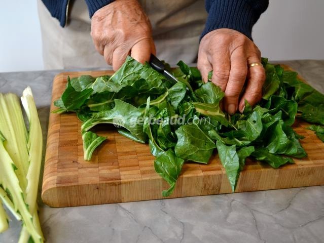 Découpe des feuilles de bettes