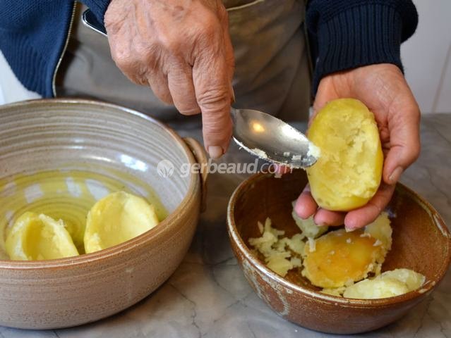 Evider les pommes de terre cuites