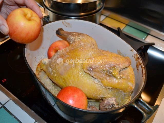 Disposition des pommes dans la cocotte