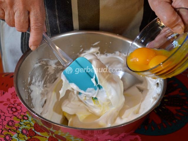 Incorporation des jaunes dans les blancs en neige