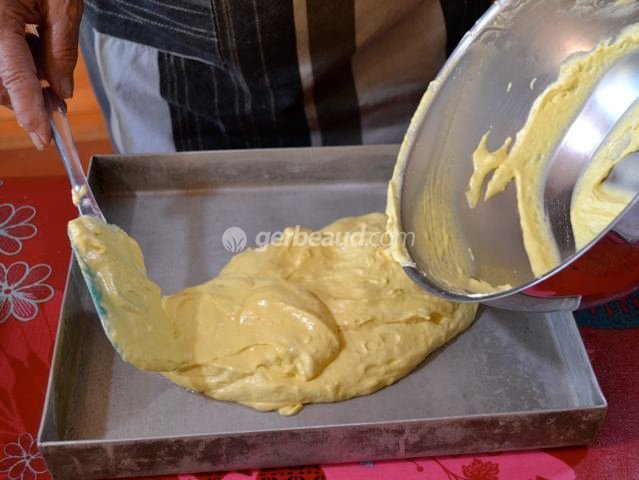 Versement du mélange dans le plat