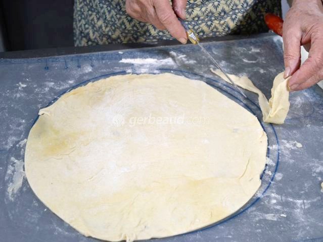 Découpe d'un rond de pâte