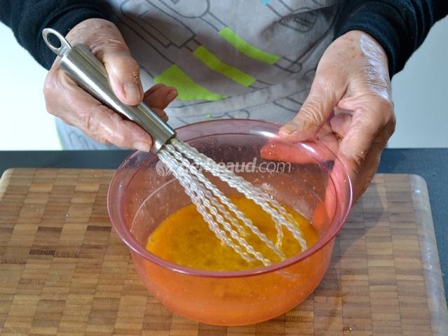 Battre les oeufs avec sucre et muscade