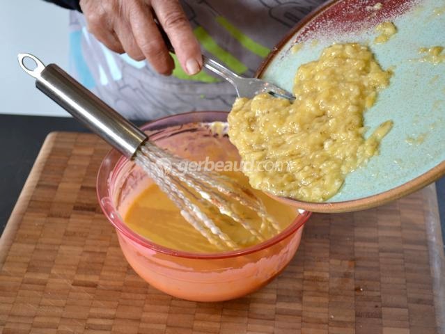 Incorporer les bananes écrasées