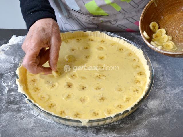 Décoration de la tarte avec les rondelles de banane