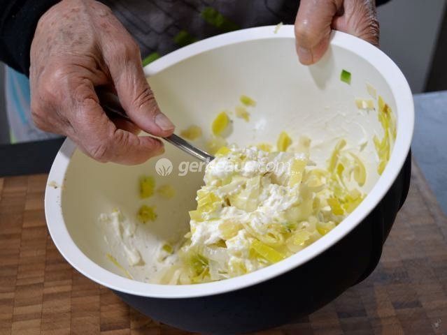 Mélange des poireaux avec la ricotta