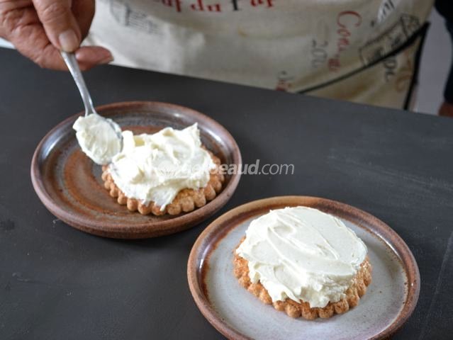 Etalement de la crème sur les galettes