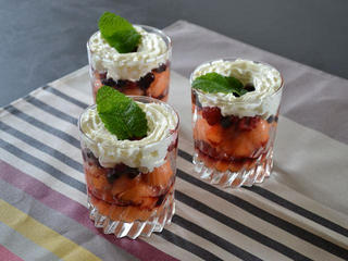 Coupes de melon aux fruits rouges