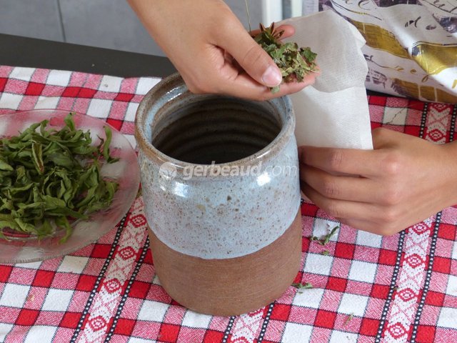 Remplissage d'un sachet à infusions