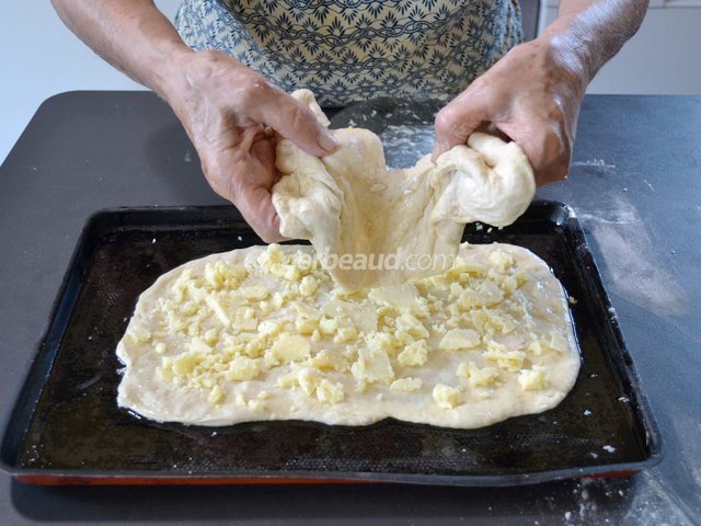 Recouvrement avec l'autre moitié de pâte