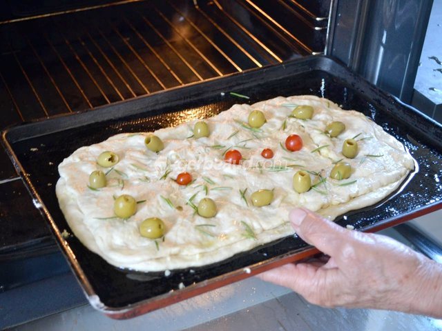 Introduction de la fougasse dans le four