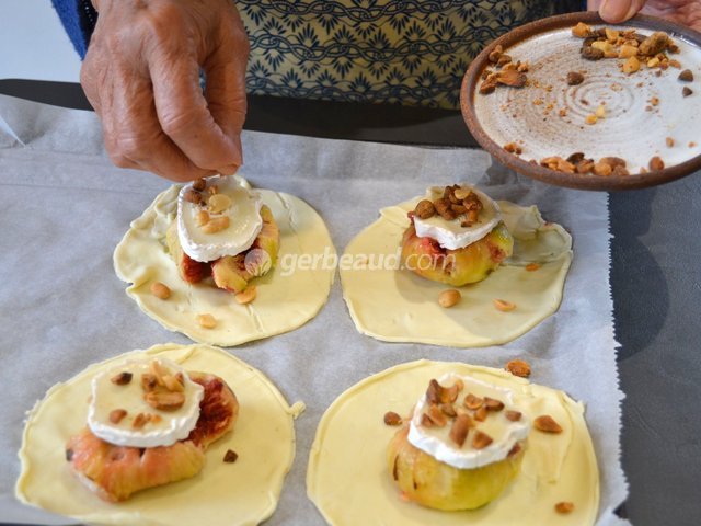 Disposition du fromage de chèvre et des arachides grillées