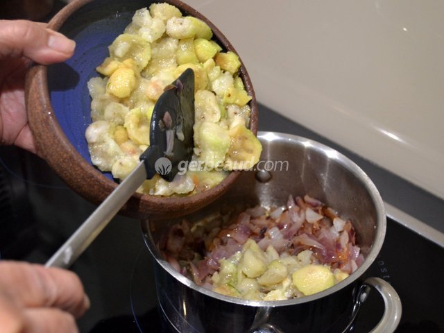 Mélange pulpe de feijoas et oignons