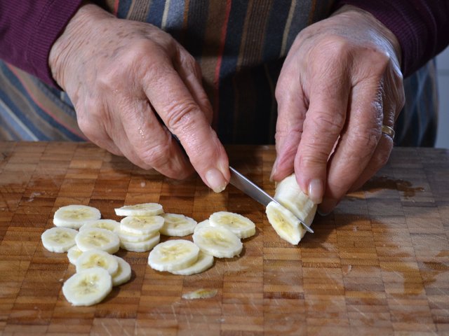 Découpe de la banane en tranches