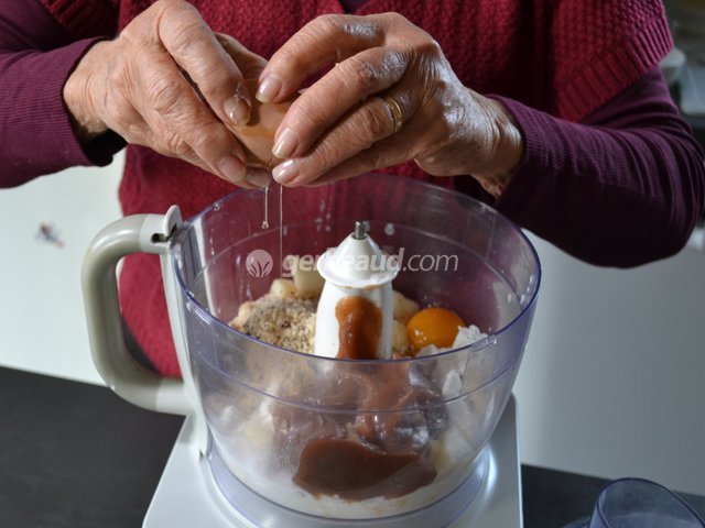 Mélange des ingrédients au robot