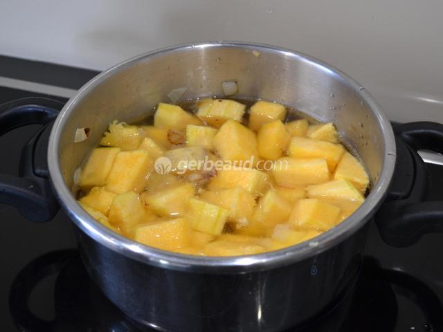 Cuisson des morceaux de courge de Nice
